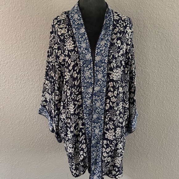 Westport Sweaters - Navy Blue & White Romantic Floral Kimono Cardigan with Lace Trim – Size Large